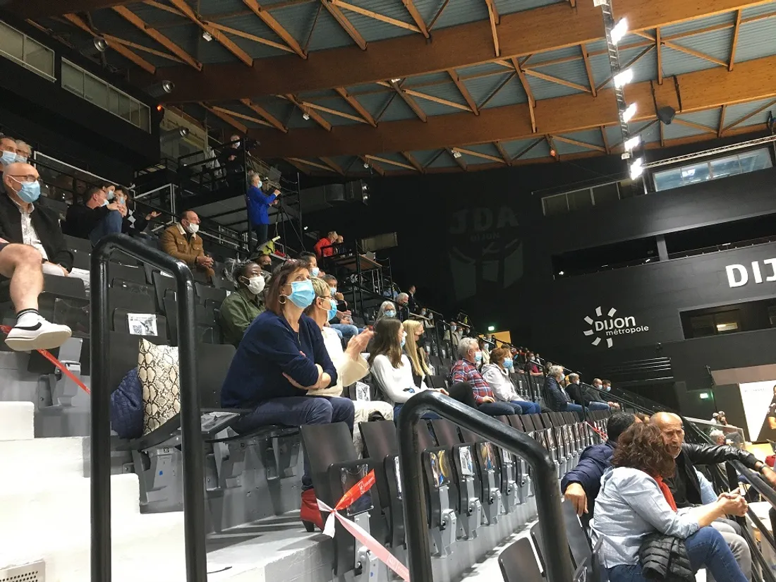 Le palais des sports a retrouvé quelques spectateurs ce mercredi 